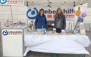 Zwei Mitarbeitende der Lebenshilfe Neuss am Lebenshilfe Stand bei der ersten Tagesetappe der Tour de France 2017.
