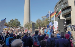 Eine große Menschengruppe vor dem Landtag bei Bundesteilhabe-Demo.