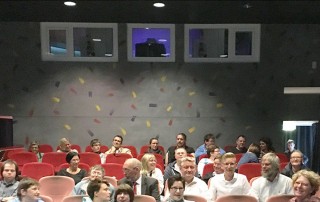 Mitarbeiter und Nutzer der Lebenshilfe Neuss, sowie Vertreter der Politik bei einer Veranstaltung zur Bundestagswahl 2017.
