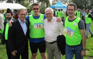 Bürgermeister Reiner Breuer, Vorstandmitglied Heinz Stirken und zwei Mitglieder des Lebenshilfe Neuss Teams beim Ahmadiyya Spendenlauf.