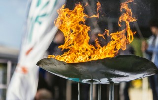 Feuerschale mit dem olympischen Feuer bei der Eröffnung der Special Olympics.