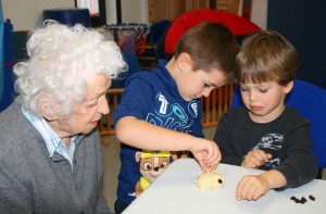 Kinder basteln Geschenke für Senioren