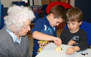 Kinder basteln Geschenke für Senioren