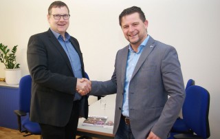 Besuch des IHK-Fachberaters für Integration Alfred Wagner. Er gibt dem Geschäftsführer der Lebenshilfe Neuss, Winfried Janßen die Hand.