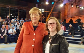 Die Gweinnerin des Bobby-Preises, Natalie Dedreux, mit Bundeskanzlerin Angela Merkel.