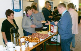 Besucher des Jazzfrühschoppens 2018 im Familienzentrum Sonnenblume der Lebenshilfe Neuss bekommen am Buffet Essen gereicht.