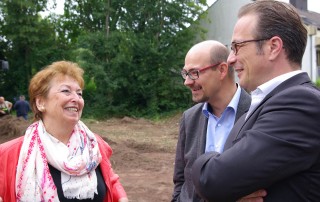 Vorstandsmitglied der Lebenshilfe Neuss Angelika Quiring-Perl im Gespräch mit dem Neusser Bürgermeister Reiner Breuer.