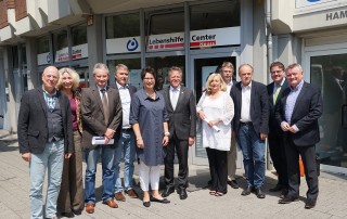 Vertreter der Politik, unter anderem Bundestagsabgeordneter Hermann Gröhe und Ansgar Heveling sowie Landrat Hans-Jürgen Petrauschke mit der Geschäftsführerin der Lebenshilfe Neuss vor dem Lebenshilfe Center.