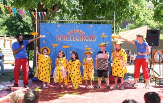 Kinder führen eine Zirkus-Nummer auf, auf dem Sommerfest im Familienzentrum Am Baldhof.