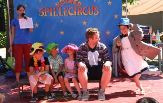 Kinder führen eine Zirkus-Nummer auf, auf dem Sommerfest im Familienzentrum Am Baldhof.