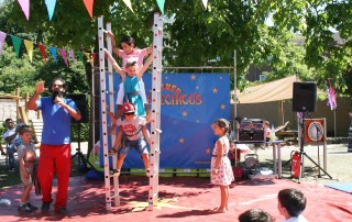 Kinder führen eine Zirkus-Nummer auf, auf dem Sommerfest im Familienzentrum Am Baldhof.