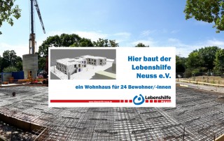 Ein Foto des Fundaments der Baustelle des Wohnhauses Gnadental der Lebenshilfe Neuss. Im Vordergrund ist eine Grafik mit der Aufschrift: "Hier baut der Lebenshilfe Neuss E.V. ein Wohnhaus für 24 Bewohner/-innen."