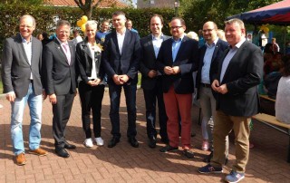 Gruppenfoto von Besuchern des Jubiläumsfestes des Familienzentrums Sonnenblume der Lebenshilfe Neuss, unter anderem Hermann Gröhe (MdB), Sven Schümann (Erster stellvertretender Bürgermeister) und Gisela Hohlmann (Zweite stellvertretende Bürgermeisterin) und Landrat Hans-Jürgen Petrauschke.
