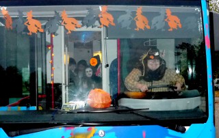 Frontalansicht des Jugendbusses der Lebenshilfe Neuss, der für Halloween geschmückt ist.