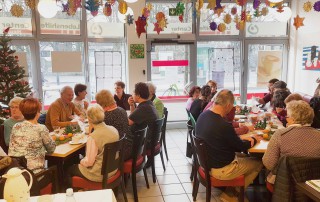 Freiwillige der Lebenshilfe Neuss sitzen beim Ehrenamtsfrühstück im Lebenshilfe Center.