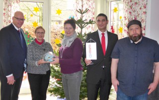 Gesine Eschenburg die Geschäftsführerin der Lebenshilfe Neuss und Klaus Esser bei der Spendeübergabe durch Direktor Hagemeier, Verkaufsleiterin Anette Strutz und dem Director of Sales Koray Ataman vom Holiday Inn.
