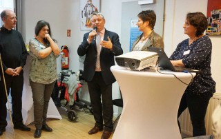 Hermann Gröhe und Gesine Eschenburg sowie weitere Personen bei der EUTB Eröfnnung.