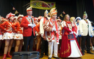 Das Nüsser Prinzenpaar, Prinz Kalli I. und Novesia Mandy I. auf der Bühne mit weiteren Personen auf der Bühne.