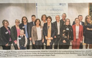 Zeitungsausschnitt mit einem Gruppenfoto von Vertretern aus der Politik und der Lebenshilfe.