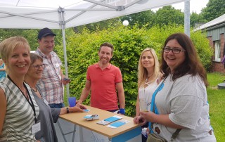 Mitarbeitende und Besucher am Stand der Lebenshilfe Neuss auf dem Gesundheitstag.