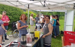 Mitarbeitende und Besucher am Stand der Lebenshilfe Neuss auf dem Gesundheitstag.