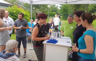 Mitarbeitende und Besucher am Stand der Lebenshilfe Neuss auf dem Gesundheitstag.