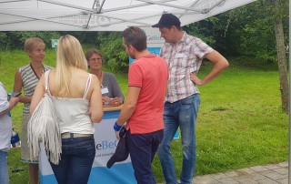 Mitarbeitende und Besucher am Stand der Lebenshilfe Neuss auf dem Gesundheitstag.