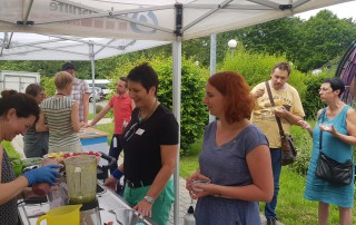 Gesine Eschenburg, Geschäftsführerin der Lebenshilfe Neuss, Mitarbeitende und Besucher am Stand der Lebenshilfe Neuss auf dem Gesundheitstag.