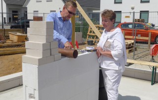 Angelika Quiring-Perl bei der Grundsteinlegung.