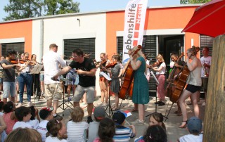 Ein kleines Orchester aus Kindern und Jugendlichen tritt beim Sommerfest der Lebenshilfe Neuss auf.