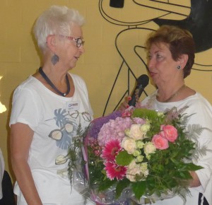 Angelika Quiring-Perl über gibt Blumen an Monika Berg.