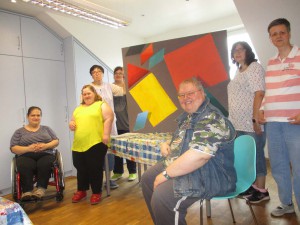 Die Teilnehmer des Kunstworkshops präsentieren ihre Ergebnisse.