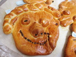 Gebäck in Form eines Kopfes mit einem lustigen und gruseligen Gesicht,