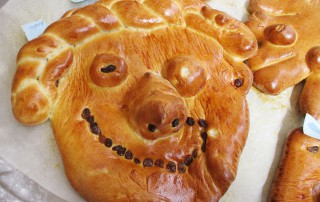 Gebäck in Form eines Kopfes mit einem lustigen und gruseligen Gesicht,