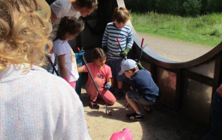 Kinder und Mitarbeitende vom Familienzentrum Hammfeld sammeln Müll.