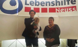 Caroline Stolz, neue Intendantin des RLT, besucht den Stan der Lebenshilfe Neuss.