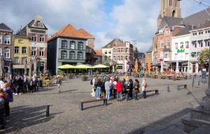 Aufnahme von weiter weg von der Gruppe der Lebenshilfe Neuss bei einer Stadtführung auf einem großen Platz in Roermond.