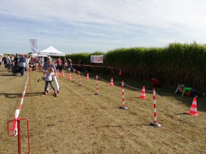 Ein Kind und ein Erwachsener nehmen an einem kleinen sportlichen Wettkampf auf dem Familienfest im Dycker Feld teil.