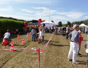 Der Stand der Lebenshilfe Neuss au dem Familienfest im Dycker Feld. Im Vordergrund Besucher des Fests.