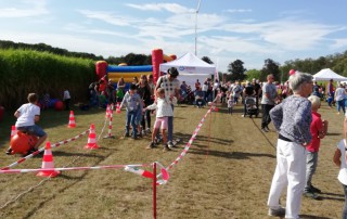 Der Stand der Lebenshilfe Neuss au dem Familienfest im Dycker Feld. Im Vordergrund Besucher des Fests.