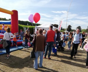Eine Hüpfburg und Besucher auf dem Familienfest im Dycker Feld.
