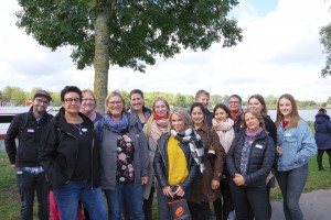 Gruppenfoto von ungefähr fünfzehn Mitarbeitenden der Lebenshilfe Neuss.