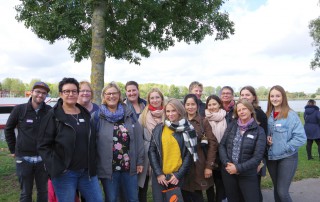 Gruppenfoto von ungefähr fünfzehn Mitarbeitenden der Lebenshilfe Neuss.
