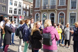 Die Mitarbeitenden auf einer Stadtführung in Roermond.