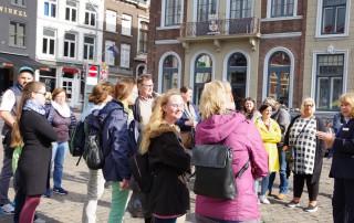 Die Mitarbeitenden auf einer Stadtführung in Roermond.