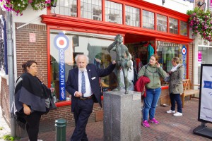 Mitarbeitder der Lebenshilfe Neuss stehen bei Stadtführung in Roermond vor einer Statue.