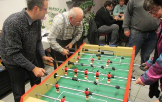 Nutzer der UWOs der Lebenshilfe Neuss beim Tisch-Kicker spielen.