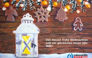 Ein hand-gemaltes Bild einer Laterne. Darüber hängen Tannenzweige und Weihnachtsdeko. Auf dem Bild steht der Text: Von Herzen frohe Weinachten und ein glückliches neues Jahr 2020!