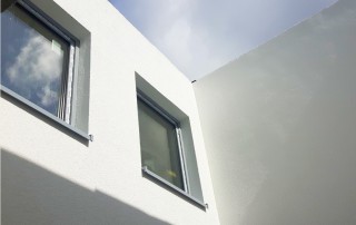 Ansicht von unten auf eine Ecke des neu gebauten Wohnhauses Gnadental.