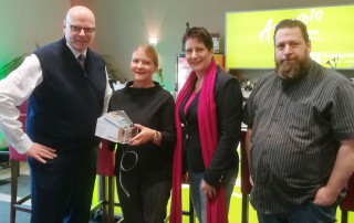 Direktor Arnd Hagemeier und Verkaufsleiterin Anette Strutz vom Holiday Inn mit Geschäftsführerin Gesine Eschenburg und Einrichtungsleiter Klaus Esser von der Lebenshilfe Neuss bei der Spendenübergabe.